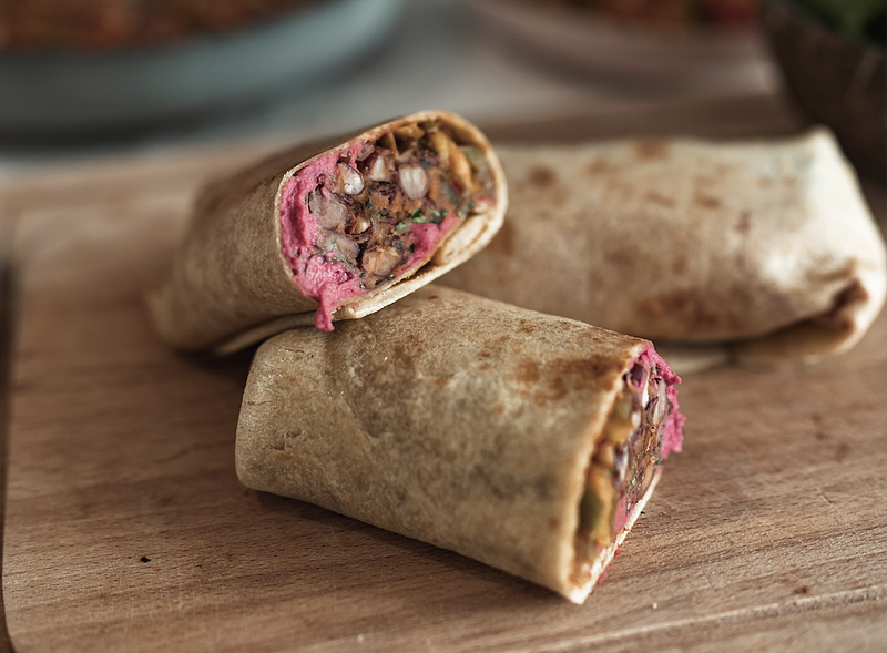 Burritos aux haricots et houmous de betterave